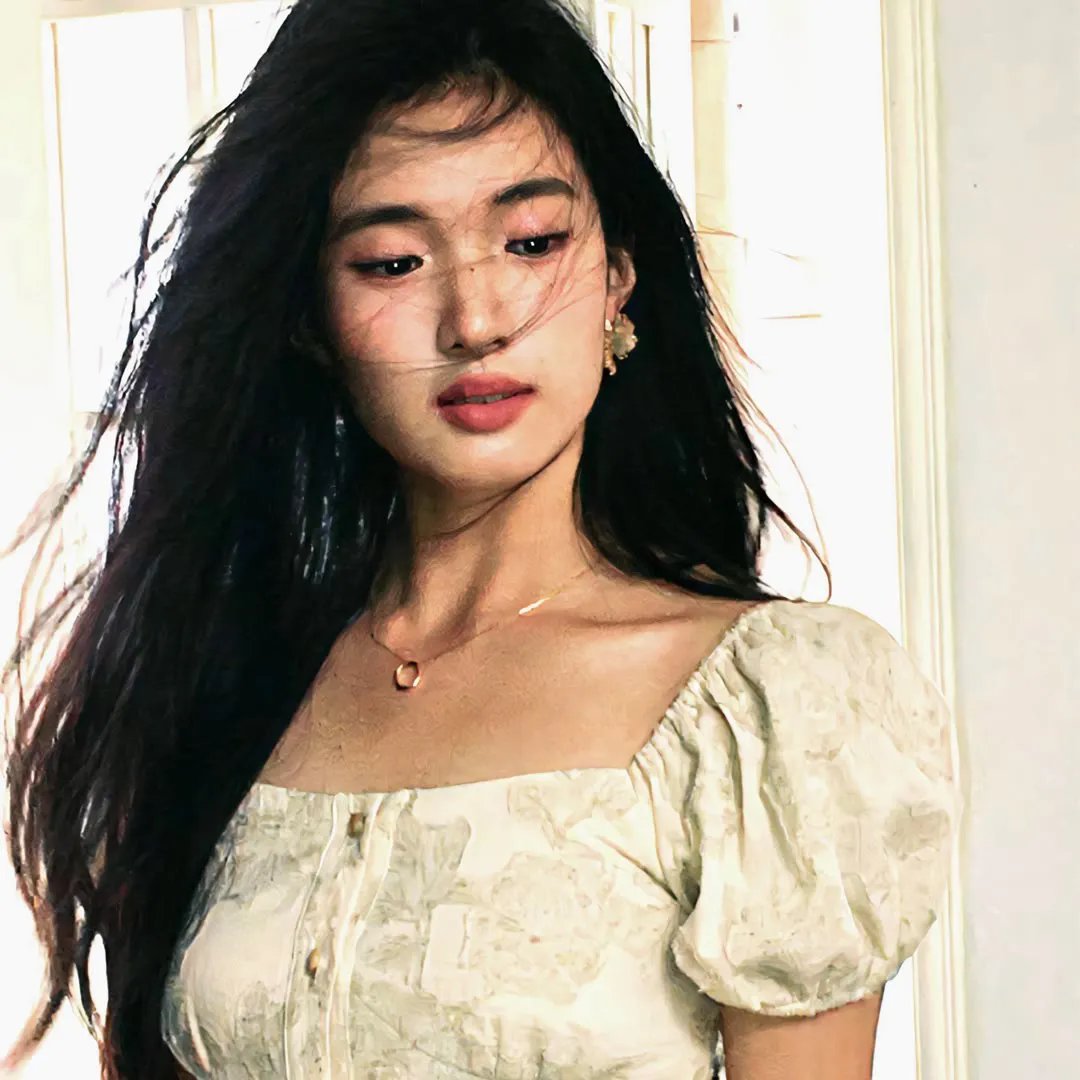 别惹那个抱玩偶的，她打架贼凶